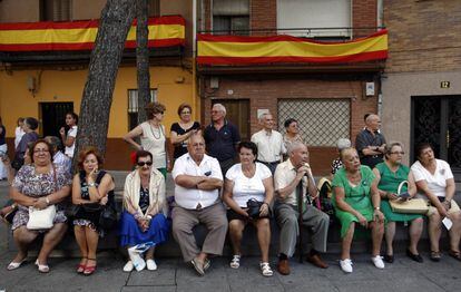 Vecinos de Alcorcón en una de sus plazas.