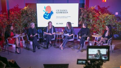 Desde la izquierda, Marta González (SER Madrid) Mercedes Díez. (CREAS Regeneración Urbana), Eugenia del Río (COAM), Teresa Joven (Acciona), Asunción Rodríguez (Agrega), Alicia Regodón (UNOPS),