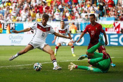 Müller marca uno de sus goles a Portugal. 
