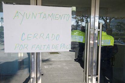 Un cartel improvisado avisa del cierre del Ayuntamiento de La Línea.