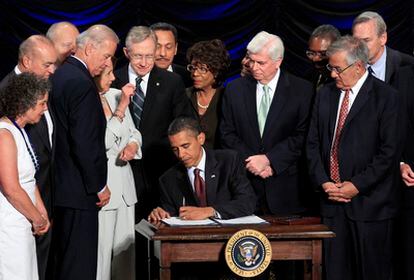 El presidente de EE UU, Barack Obama, estampa su firma en la ley que reforma el sistema financiero del país.