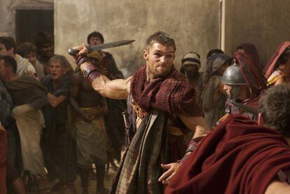 El actor Liam McIntyre, que sustituye al fallecido Andy Whitfield, en una escena de la serie <i>Spartacus.</i>
