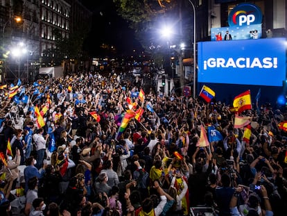 Isabel Díaz Ayuso, presidenta de la Comunidad de Madrid, celebra la victoria del PP, junto al presidente del partido, Pablo Casado, en las elecciones autonómicas del 4 de mayo en Génova.