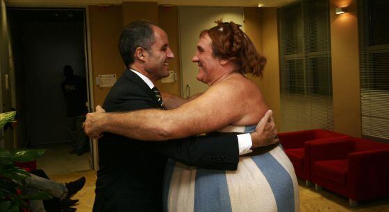Francisco Camps abraza al actor francés Gérard Depardieu caracterizado como Obelix.
