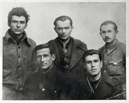 El ex primer ministro de Albania Mehmet Shehu (segundo por la izquierda), en una imagen tomada junto con sus compañeros de las Brigadas Internacionales, durante la guerra civil española.
