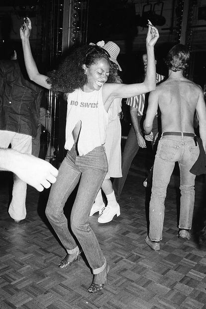 Sin brillos ni excesos también ha sabido deslumbrar. Lo hizo como reina del baile en las interminables noches de la discoteca neoyorquina Studio 54. Allí, se subía a la cabina del dj para bailar entre vinilos y animar, micrófono en mano, a la concurrencia, o quemaba la pista enfundada en unos vaqueros (en la imagen, en 1979).