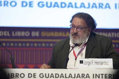 El escritor Jorge F. Hernández, en la Feria Internacional del Libro de Guadalajara, en 2019.