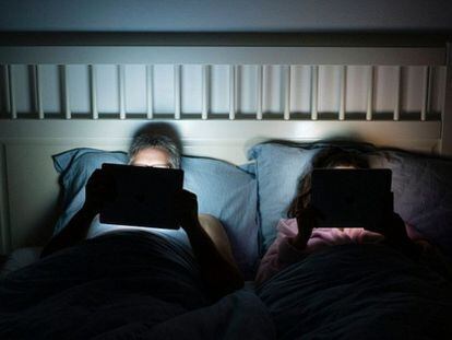 Mirar a oscuras la pantalla del tablet o del smartphone provoca insomnio crónico