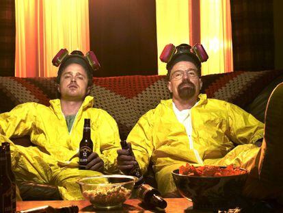 Jesse Pinkman y Walter White se toman un descanso para tomar una cervecita en 'Breaking bad'.