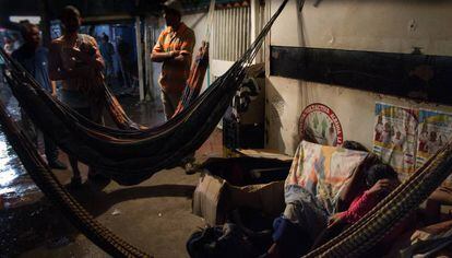Migrantes venezolanos durmiendo en una calle de Colombia.