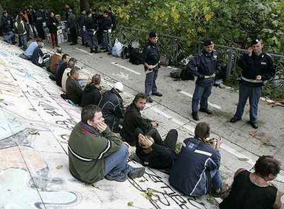 La policía italiana custodia a un grupo de gitanos desalojados en Roma.