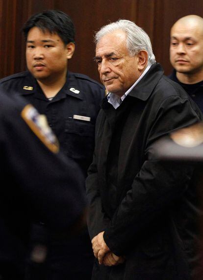 Dominique Strauss-Kahn aparece en el tribunal de Manhattan para hacer frente a una acusación de violación.