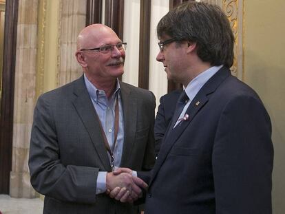 El president Carles Puigdemont amb el delegat del Mobile World Congress, John Hoffman.