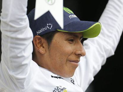 Nairo Quintana recibe el maillot al mejor corredor joven en la novena etapa 