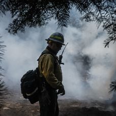 Bomberos trabajando en el Bootleg fire uno de los más grandes en la historia de Oregon. el fuego está contenido alrededor del 50 por ciento.