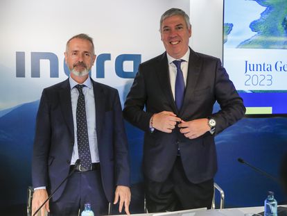 El presidente de Indra, Marc Murtra (i), y el consejero delegado de la compañía, José Vicente de los Mozos, posan a su llegada a la celebración de la junta general de accionistas.