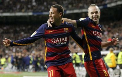 Neymar e Iniesta celebran el segundo gol del Bar&ccedil;a.