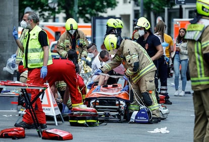 Los servicios de emergencia asisten a las víctimas del atropello múltiple este miércoles en el centro de Berlín.