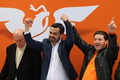Dante Delgado, Jorge Álvarez Máynez y Samuel García, durante el registro del segundo como candidato presidencial.