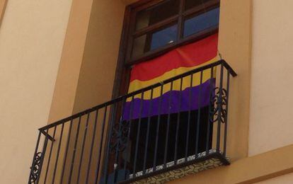 Bandera republicana en una ventana del Ayuntamiento de Paterna.