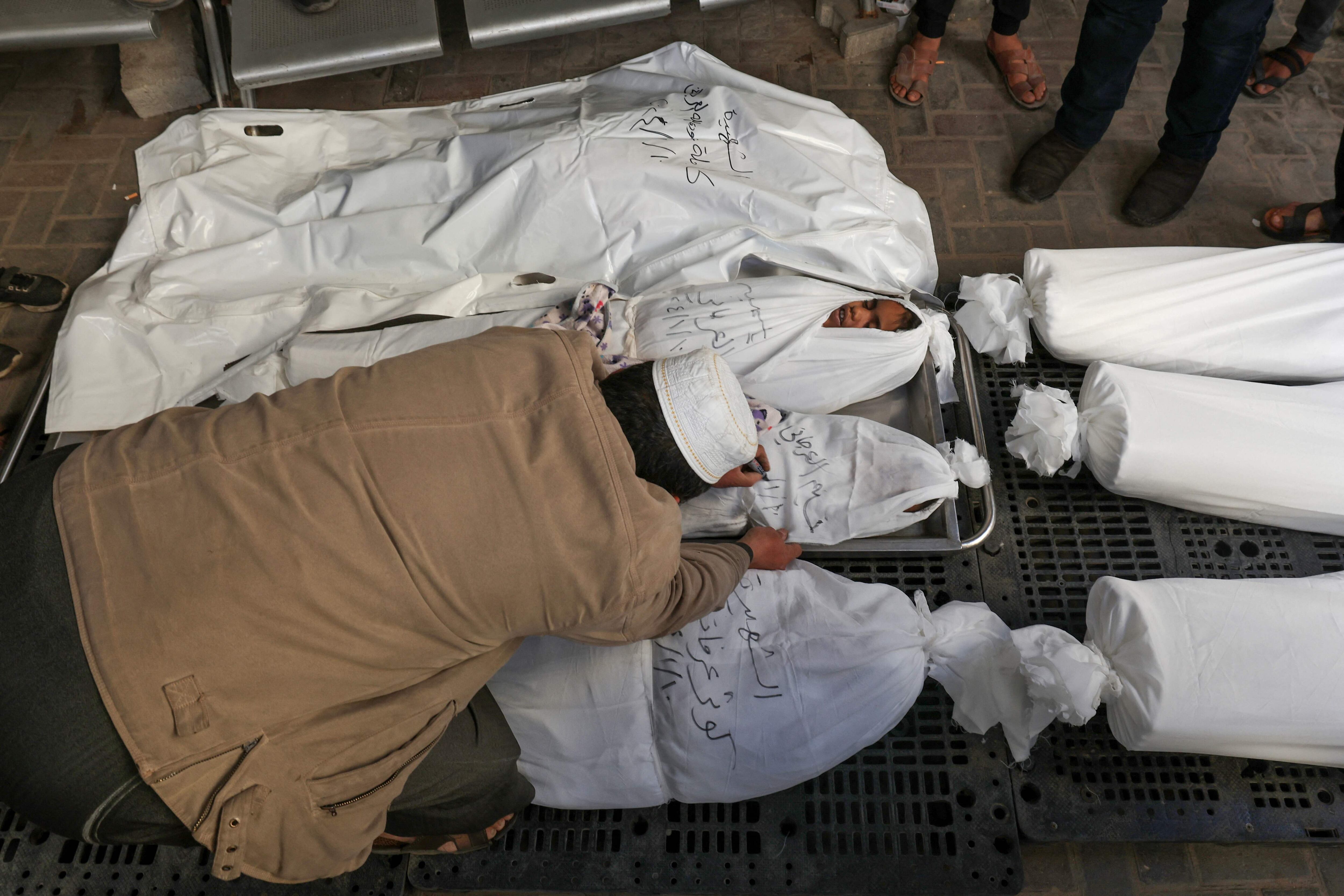 Un hombre llora la muerte de sus familiares, que han muerto en ataques israelíes este jueves en el sur de la franja de Gaza. 