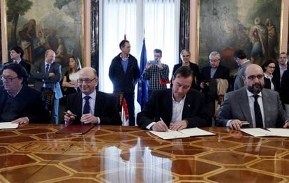 El ministro de Hacienda del anterior Gobierno del PP, Cristóbal Montoro (segundo por la izquierda), firmando con los representantes sindicales el 'II Acuerdo para la mejora del empleo público y las condiciones de trabajo en la Función Pública'.