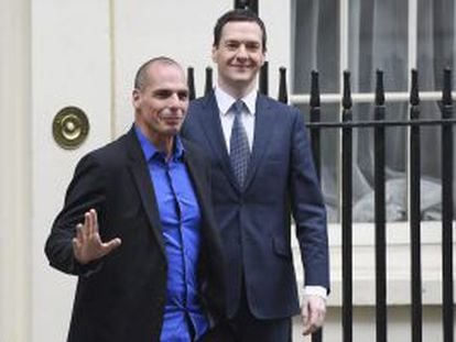 El nou titular de Finances de Grècia, Iannis Varufakis (esquerra), s'acomiada aquest dilluns del ministre britànic d'Economia, George Osborne.