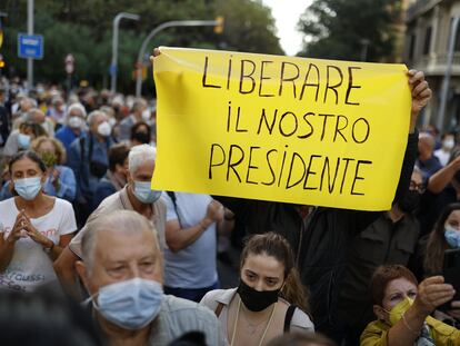 Concentración por la detención del 'expresident' Carles Puigdemont en la isla italiana de Cerdeña, este viernes en Barcelona.