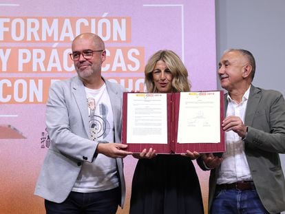 Unai Sordo, Yolanda Díaz y Pepe Álvarez durante la firma del estatuto del becario, el 15 de junio en Madrid.