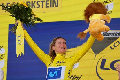 Annemiek Van Vleuten viste el maillot amarillo en el podio de Le Markstein.