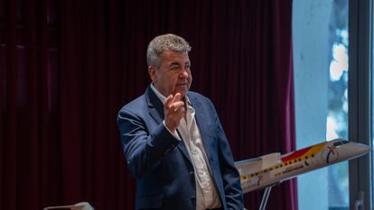 El presidente de Air Nostrum, Carlos Bertomeu, en una rueda de prensa, en Valencia (España).