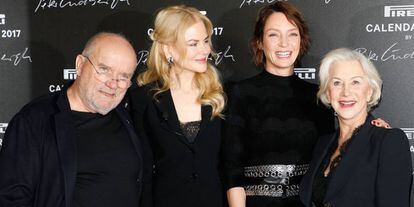 De izquierda a derecha: el fotógrafo Peter Lindbergh y las actrices Nicole Kidman, Uma Thurman y Helen Mirren, este martes en la presentación del Calendario Pirelli en París.