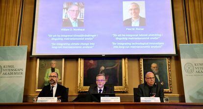 Momento del anuncio del Premio Nobel de Economía de 2018, en Estocolmo, que ha sido concedido a los economistas William D. Nordhaus y Paul M. Romer.