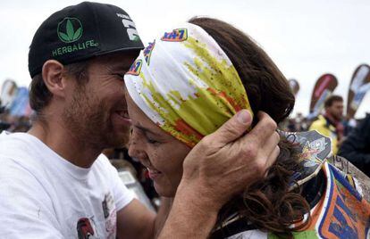 Laia Sanz es felicitada tras acabar novena en el Dakar. 