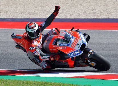 Lorenzo celebra la consecución de la 'pole' en Misano.