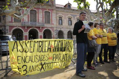 Protesta de familiares de los condenados por el asedio al Parlament en octubre de 2019, en Barcelona.