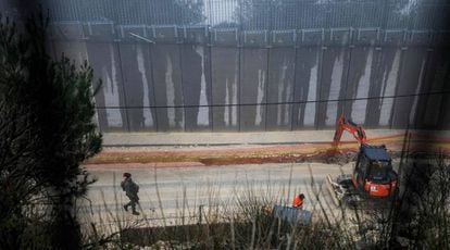 Trabajos de construción de un sistema israelí antitúneles, el domingo en Misgav Am, em la frontera con Líbano.