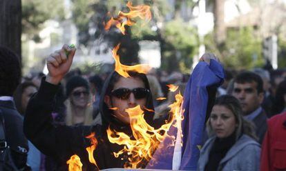 Un joven chipriota quema una bandera de la UE.
