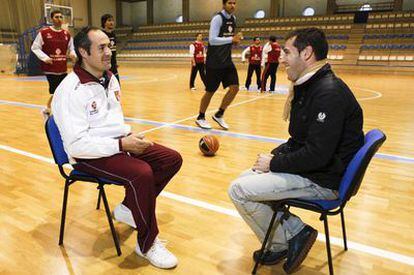 Curro Segura (a la izquierda) y Alberto Blanco charlan mientras los jugadores se entrenan.