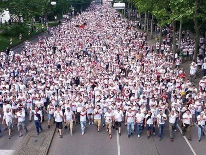 Cientos de aficionados del Stuttgart dirigiéndose al estadio antes del partido ante el Hamburgo