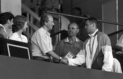 El rey Juan Carlos I estrecha la mano de Antonio Peñalver, ganador de la medalla de plata de decatlón de los Juegos Olímpicos de Barcelona, el 9 de agosto.