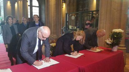 Baiget, Munté i Romeva signant als llibres de condol.