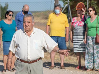 Manuel Navas, delante, y otros afectados por el uranio de la planta de Andújar (Jaén), el 7 de julio.