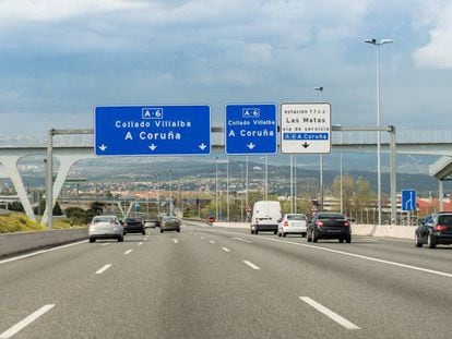 Un tramo de la autovía A-6 Madrid-A Coruña. En vídeo, declaraciones de la ministra de Hacienda en funciones, María Jesús Montero, el pago "simbólico" en las autovías, este martes.