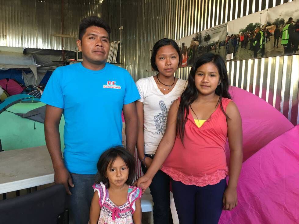 Humberto Solán y sus tres hijas, el lunes en Tijuana.