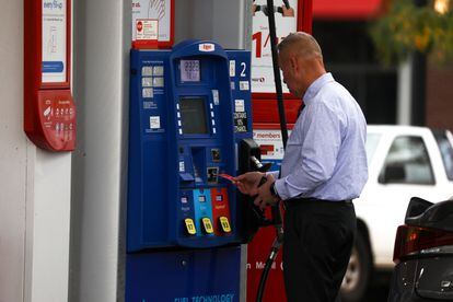 Un hombre carga combustible en Washington.