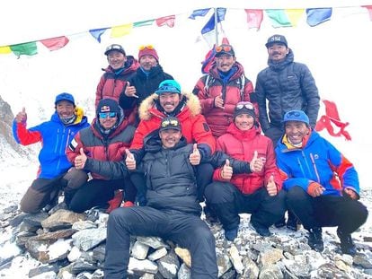 Los 10 alpinistas nepalíes que ascendieron el pasado sábado el K2, fotografiados de regreso al campo base. Nirmal Purja es el segundo por la izquierda, de cuclillas y con las gafas de sol puestas.