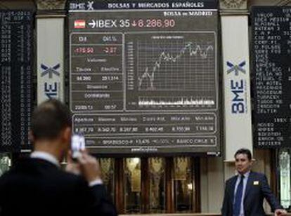 Panel en la Bolsa de Madrid que muestra el principal indicador de la Bolsa espa&ntilde;ola, el Ibex 35.