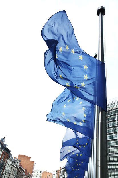 Banderas de Europa a media asta en la sede de la Comisión Europea, en Bruselas, en 2013. 