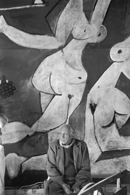Picasso, ante su mural Guerra y paz, en una foto de Henri Cartier-Bresson (1908-2004) tomada en Cap-Ferrat en 1954.